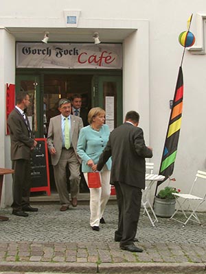 Angela Merkel mit Einkaufstüte